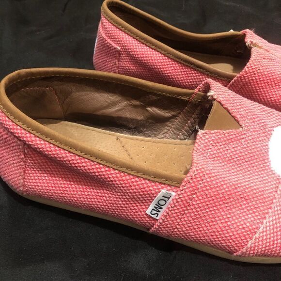 TOMS pink with white skullโshoes - unknown size 8-1/2 to 9 maybe VERYโCUTE - Picture 6 of 16